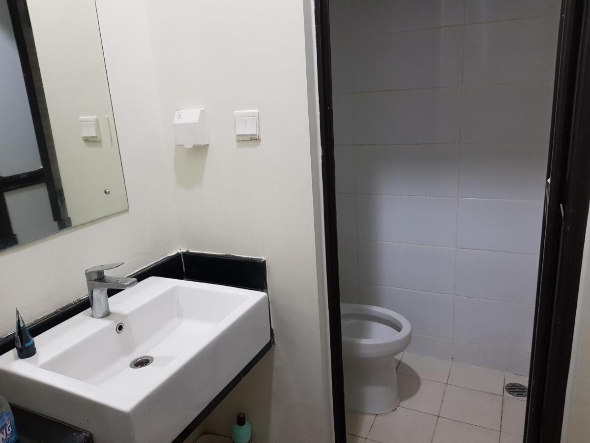 Aloha Guest House - 1 Male Only Tangerang Ngoại thất bức ảnh