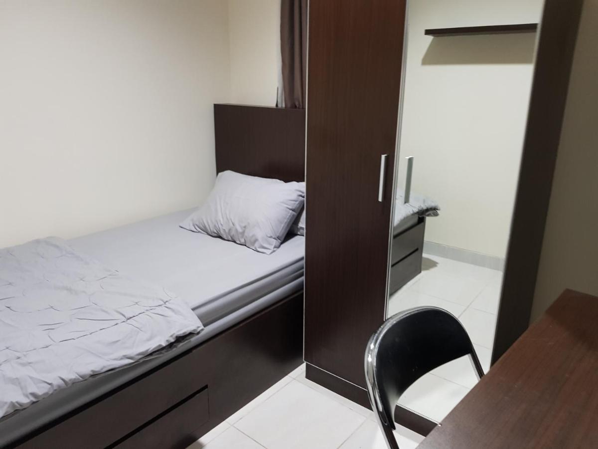 Aloha Guest House - 1 Male Only Tangerang Ngoại thất bức ảnh