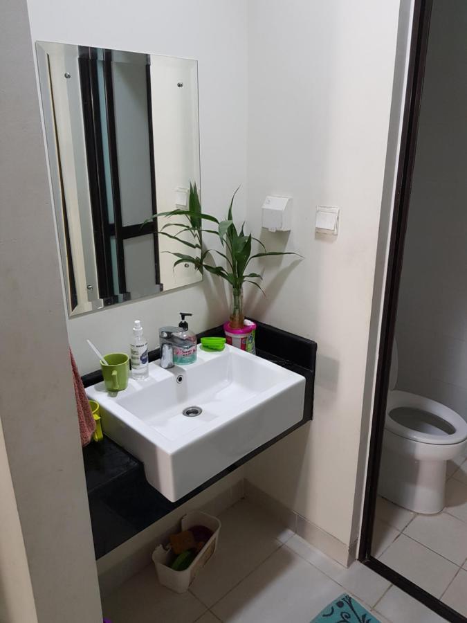 Aloha Guest House - 1 Male Only Tangerang Ngoại thất bức ảnh